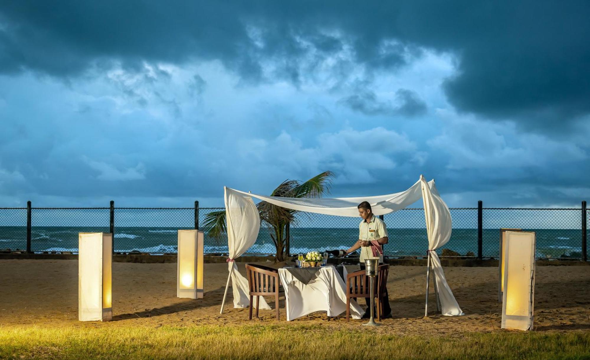 Tangerine Beach Hotel Kalutara Esterno foto