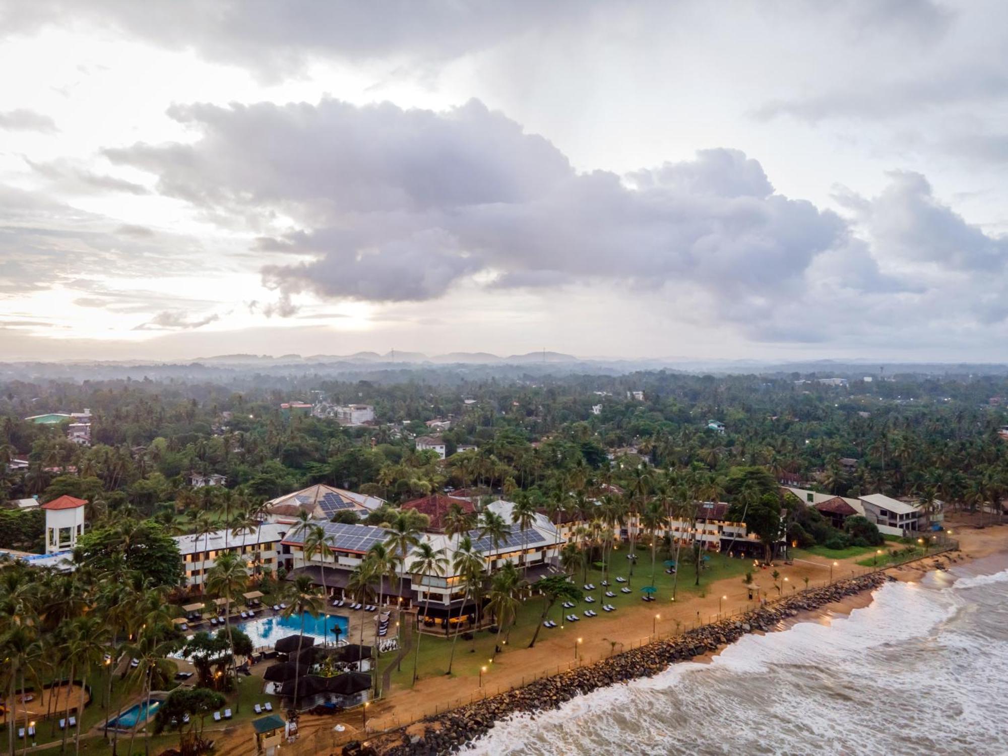 Tangerine Beach Hotel Kalutara Esterno foto